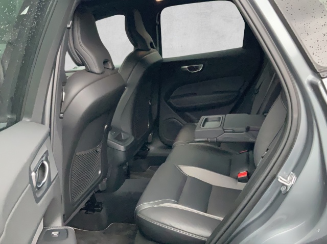 Volvo  XC 60 B4 Mild-Hybrid R-Design AWD Bluetooth Navi LED Klima Einparkhilfe el. Fens
