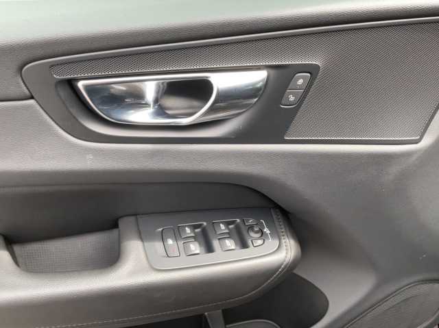 Volvo  XC 60 B4 Momentum Pro Mild-Hybrid 2WD Geartronic Navi LED Klima Einparkhilfe el.