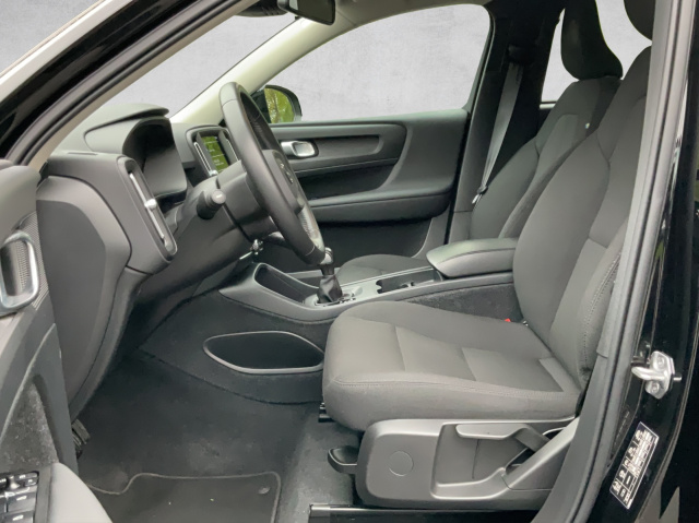 Volvo  XC40 T2 Momentum Core 2WD Bluetooth Navi LED Klima Einparkhilfe el. Fenster