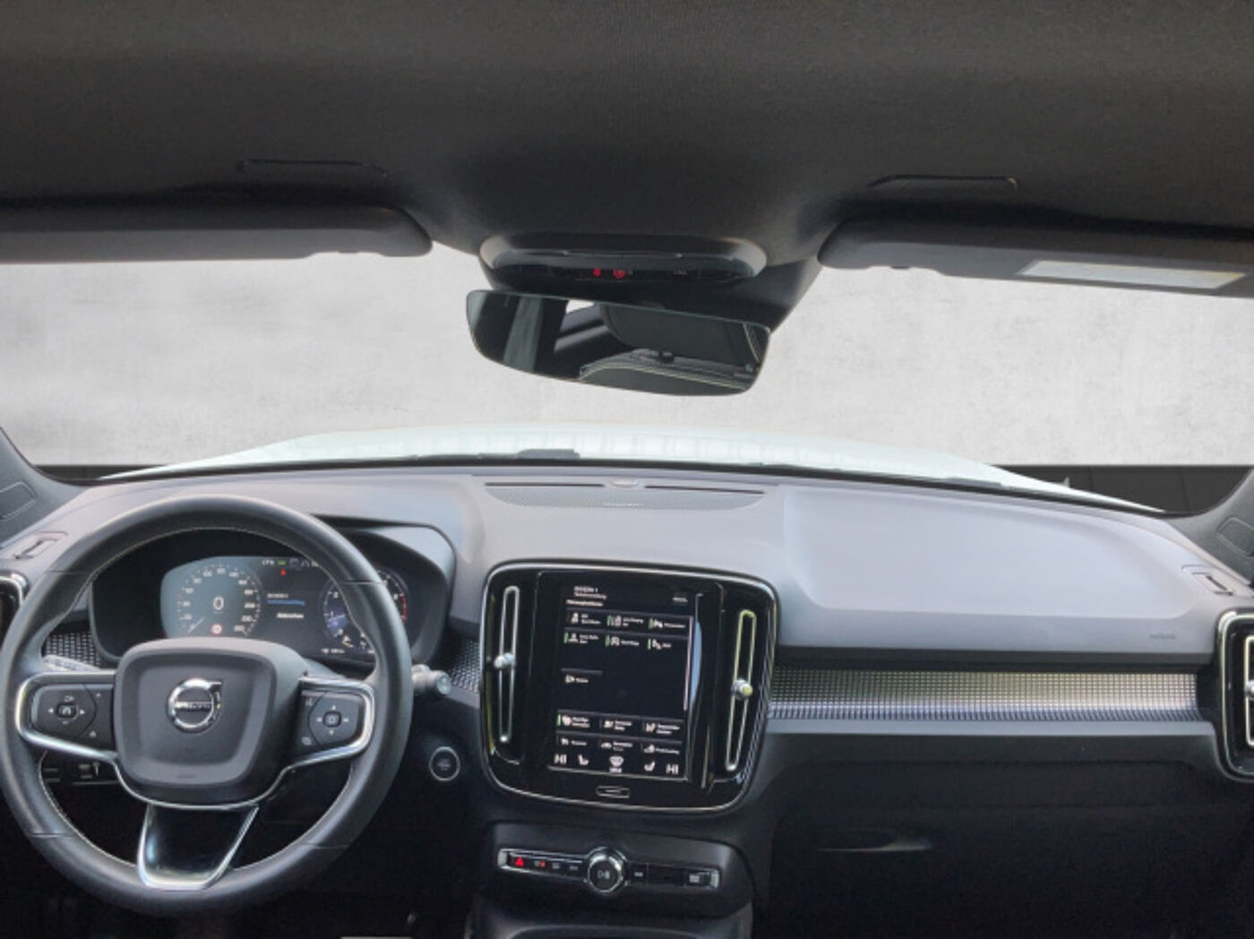 Volvo  XC 40 B4 R-Design 2WD Geartronic Bluetooth Navi LED Klima Einparkhilfe el. Fenst