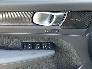 Volvo  XC 40 B4 R-Design 2WD Geartronic Bluetooth Navi LED Klima Einparkhilfe el. Fenst